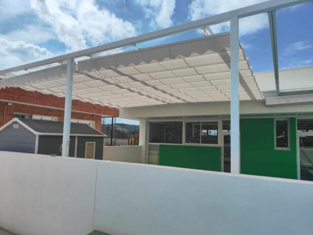 toldos instalados en patio del colegio