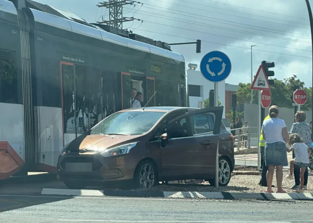 Un coche acaba subido en una de las glorietas del TRAM de Dénia 1 Imagen: Un vehículo choca contra el TRAM de Dénia