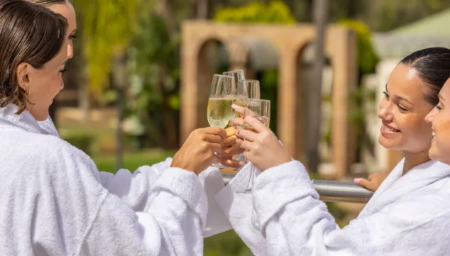 una copa de cava para darte la bienvenida a la sella spa