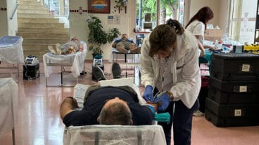 vecinos donando sangre en el centre social dest