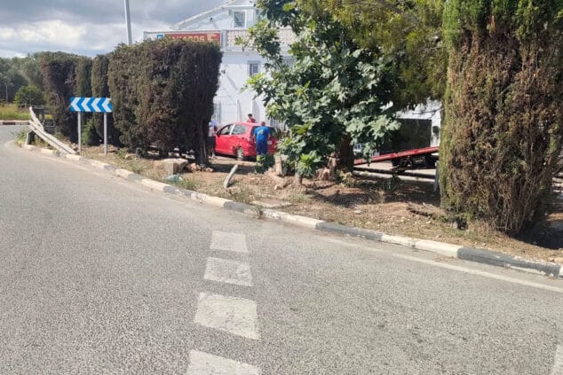 Un vehículo choca contra un establecimiento de Dénia y queda destrozado 4 vehiculo del impacto 02