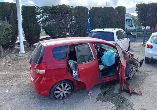 Un vehículo choca contra un establecimiento de Dénia y queda destrozado 3 vehiculo del impacto 03