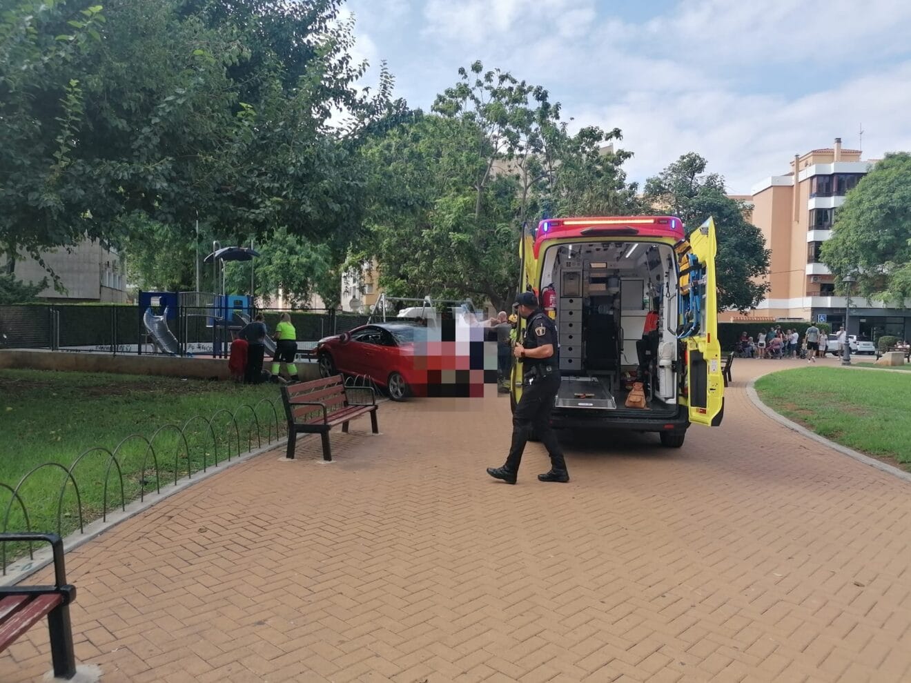 Vehículo empotrado en un parque infantil de Dénia