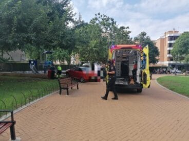 Vehículo empotrado en un parque infantil de Dénia