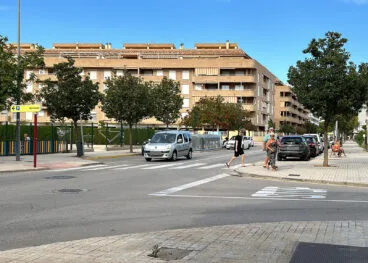 Viandantes en la avenida Miguel Hernández