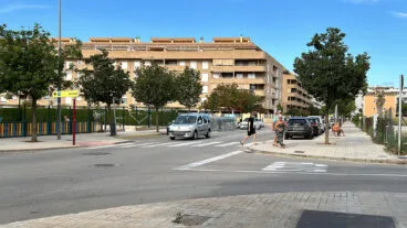 Viandantes en la avenida Miguel Hernández dest