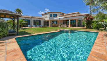 Villa en alquiler con amplios jardines y espacios para descansar disfrutando del sol mediterráneo