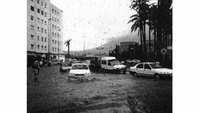 Imagen: Vista de la Plaza Jaume I en 1988 durante un episodio de temporal (Foto- Diario Información, 21 de diciembre de 1990)