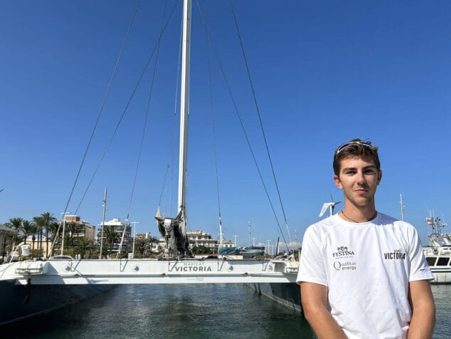 Alberto Muñoz, dianense que intentará batir el récord de la vuelta al mundo hacia el oeste en el Maxicat Victoria: «Tengo ganas de que llegue, de afrontarlo» 1 Imagen: Alberto junto al Maxicat Victoria