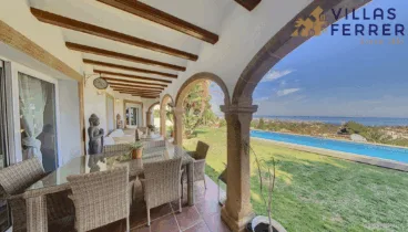 Amplia terraza cubierta con vistas directas al mar y a la piscina privada