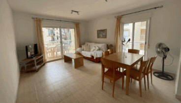 Großes Wohnzimmer, in dem Sie jeden Tag mit Ihrer Familie genießen können