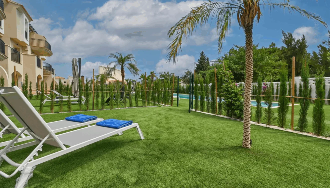 Apartamento con jardín y piscina