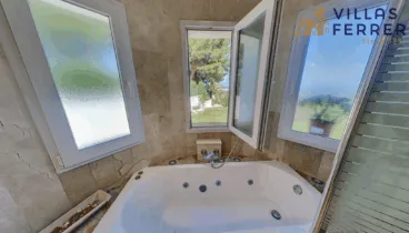 Baño principal en suite equipado con bañera hidromasaje