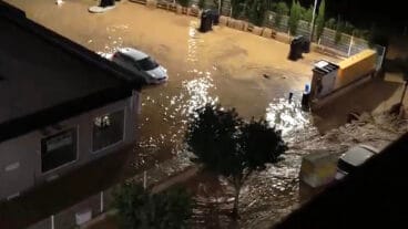 calle inundada por la dana en catarroja