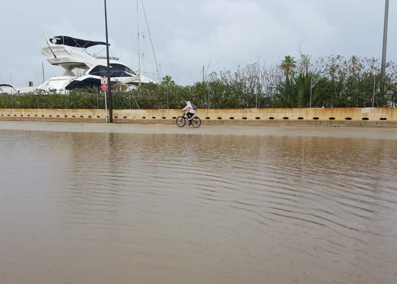 Ciclista junto a la Marineta Casiana