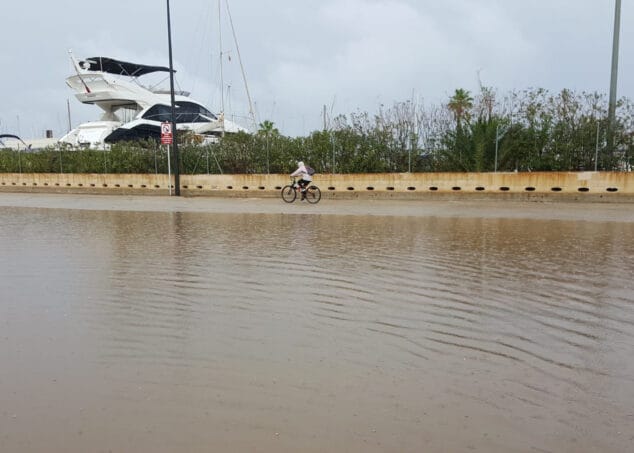 Imagen: Ciclista junto a la Marineta Casiana