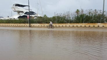 Ciclista junto a la Marineta Casiana dest