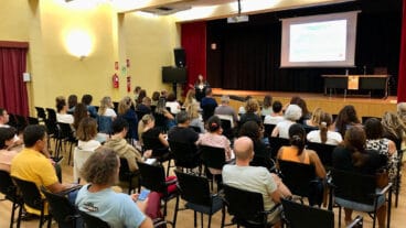 ciclo de charlas educando en el presente dest