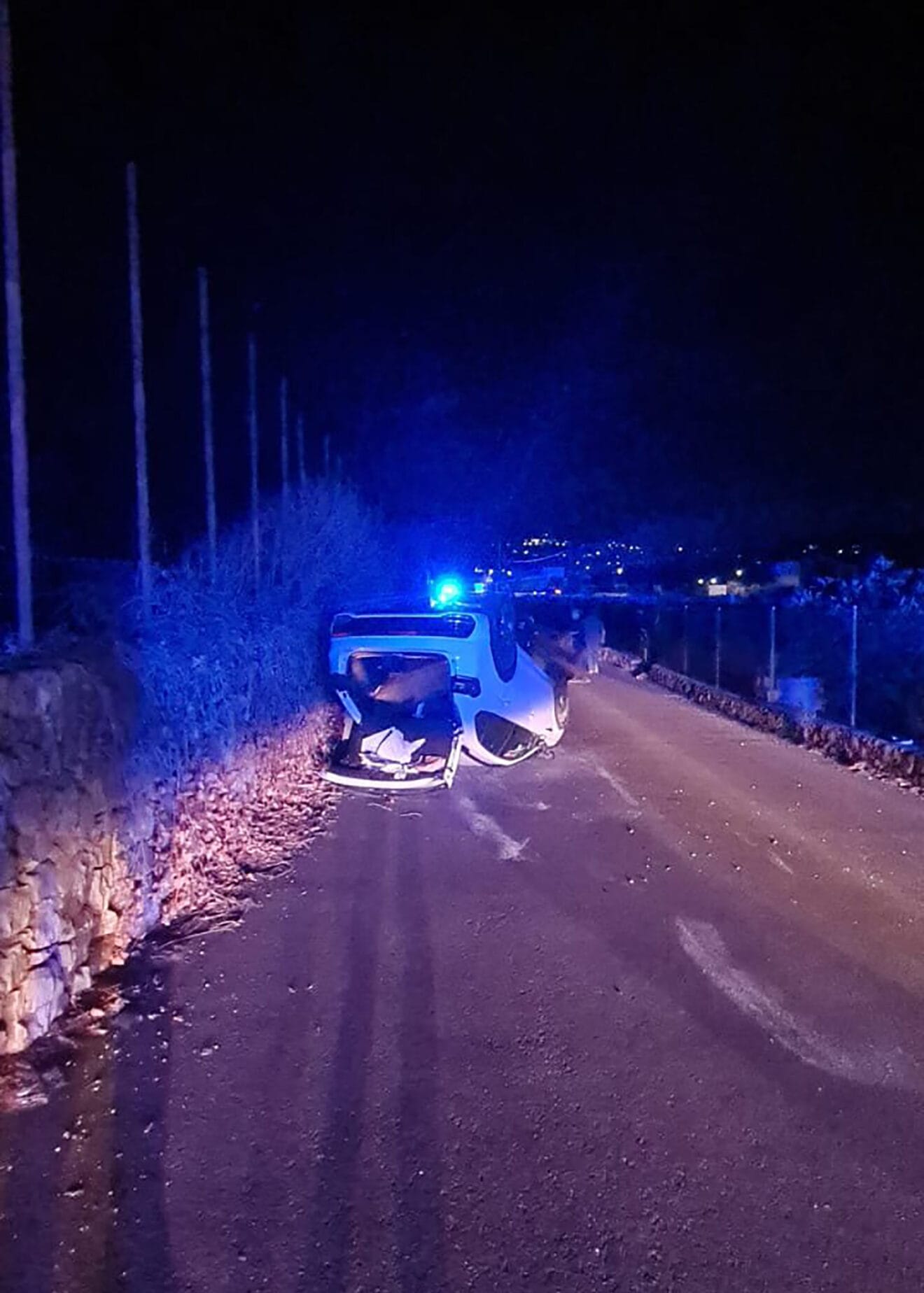 Coche volcado en el accidente