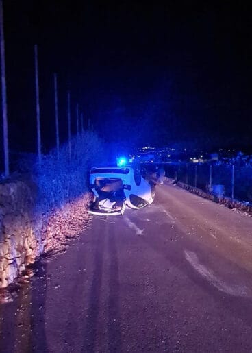 Coche volcado en el accidente