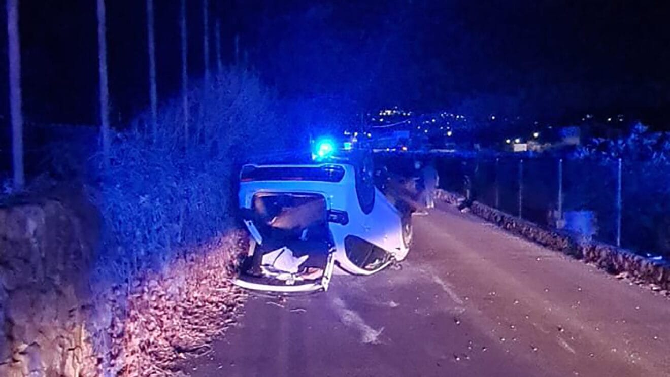 Coche volcado en el accidente dest