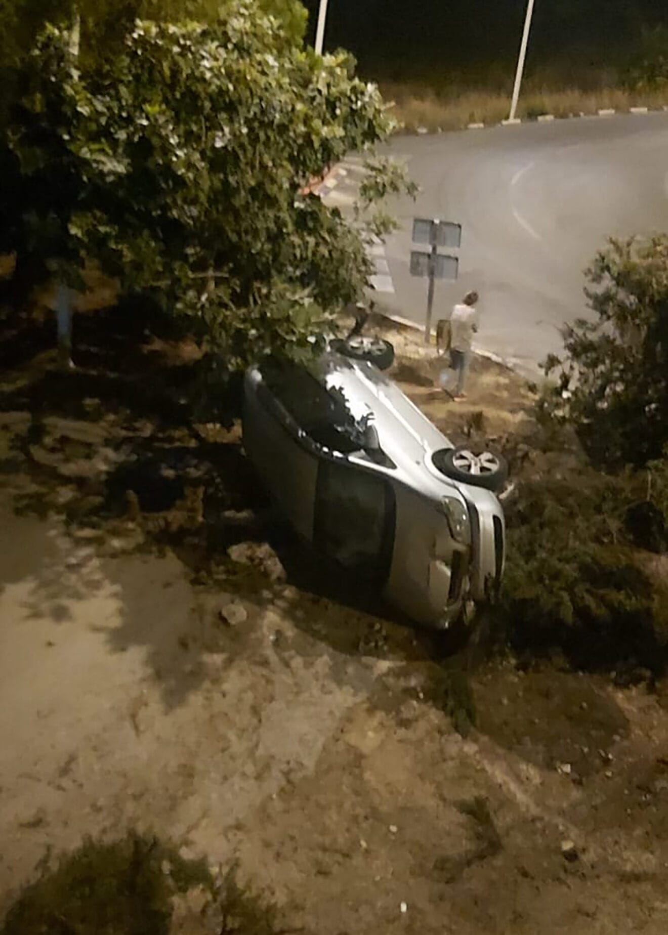 Coche volcado en la rotonda