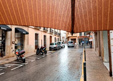 dia de lluvia en pego bajo el paraguas archivo