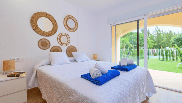 dormitorio con acceso directo al jardin