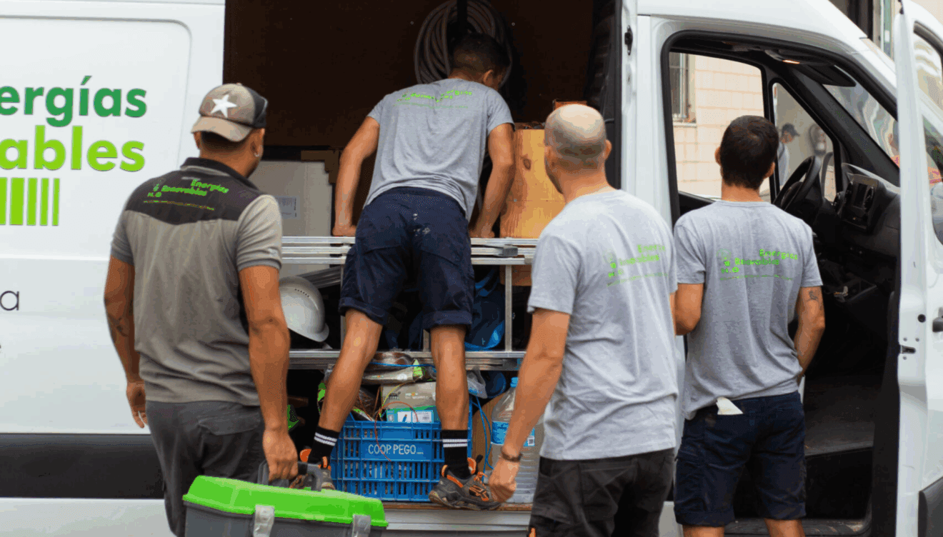 El equipo de Energías Renovables HG ofrece soluciones integrales de energía solar para hogares y empresas