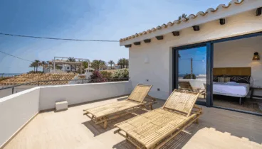 El jardín privado rodea la villa, ofreciendo un espacio tranquilo para el disfrute de todos