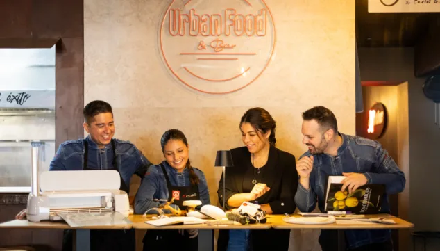Imagen: El talentoso equipo de cocina de Dexcaro trabaja en perfecta armonía para ofrecer una experiencia gastronómica única en Alicante