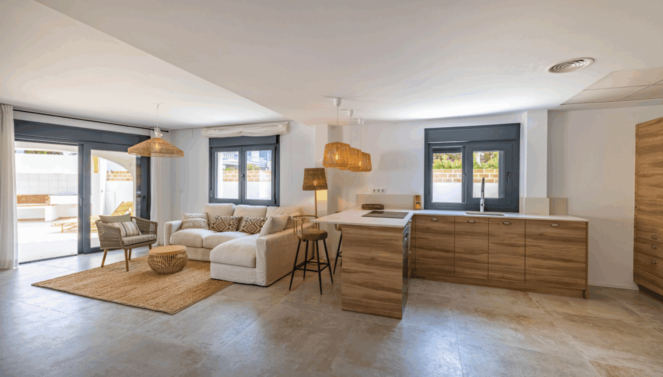 Esta villa en Denia ofrece interiores amplios y modernos