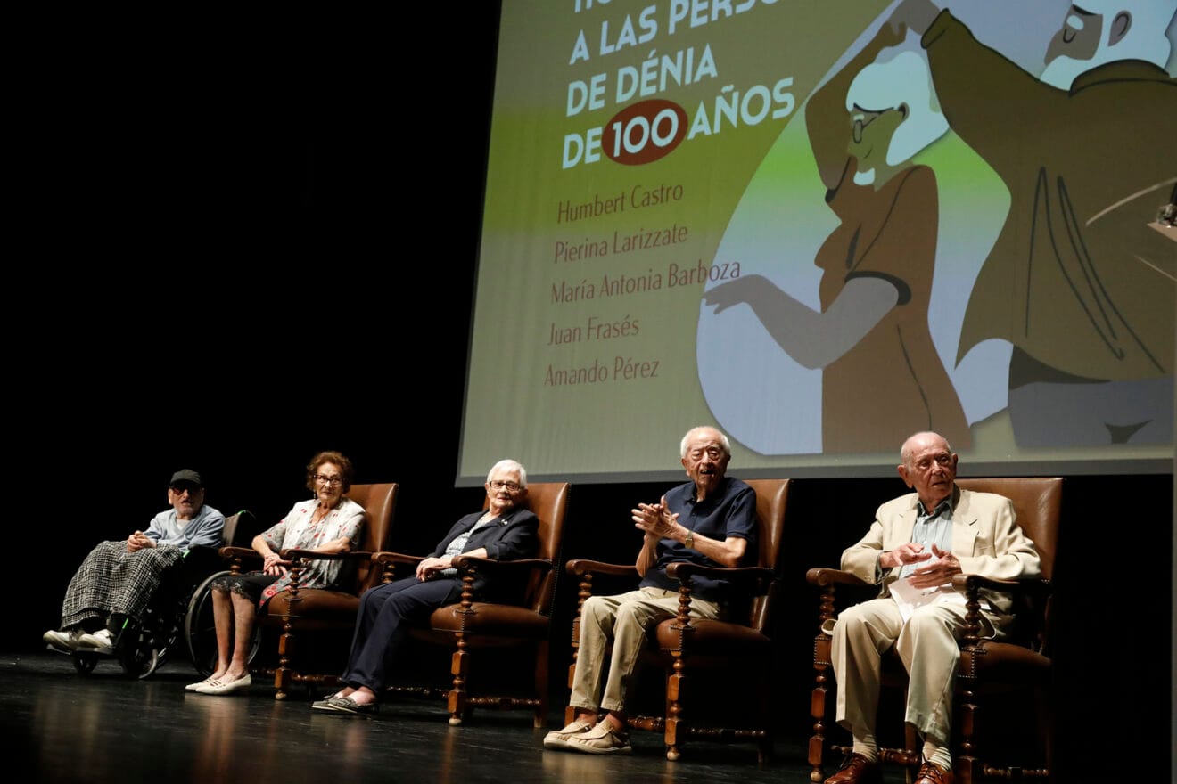 Homenaje a las personas centenarias