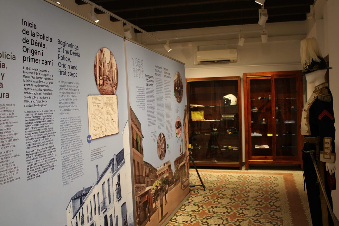 Inauguración de la exposición de la Policía Local 02