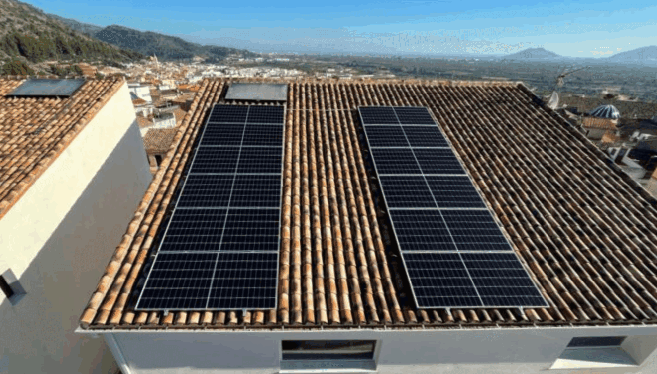Instalación de paneles solares en tejado residencial, maximizando el autoconsumo energético