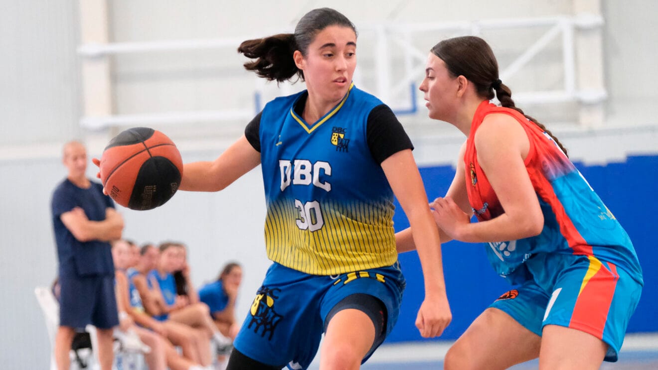 Jugadora del DBC sénior femenino contra Cabo Mar