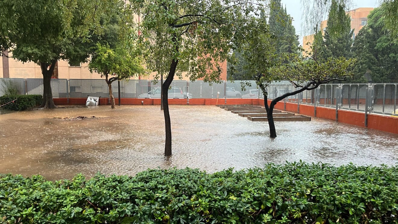 La lluvia inunda el CEIP Les Vessanes 04