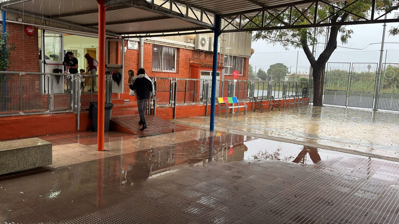 La lluvia inunda el CEIP Les Vessanes 06