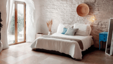 Los pavimentos estilo barro añaden un toque rústico a cualquier dormitorio mediterráneo