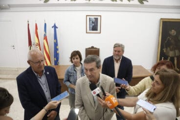 Marciano Gómez declarando ante los medios en el Ayuntamiento de Dénia