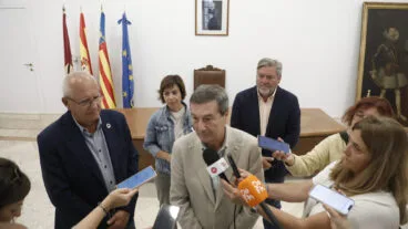 marciano gomez declarando ante los medios en el ayuntamiento de denia dest