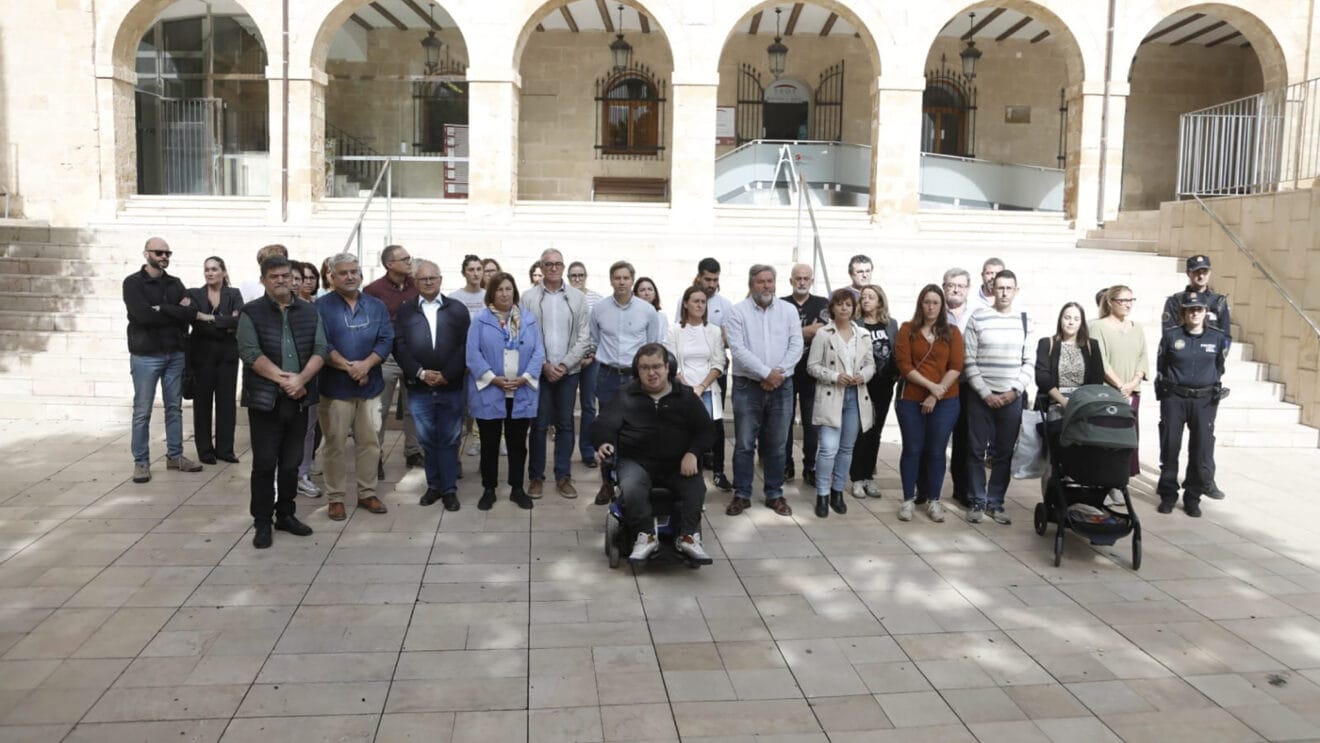 Minuto de silencio en el Ayuntamiento de Dénia dest