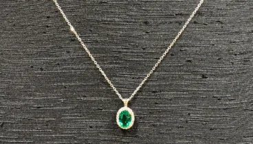 Oro blanco 18k con esmeraldas y diamantes perfectos para tu look de invitada de boda