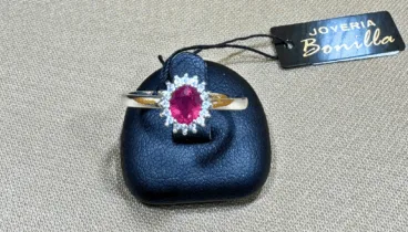 Oro blanco 18k con rubí y diamantes perfectos para brillar en cualquier ocasión