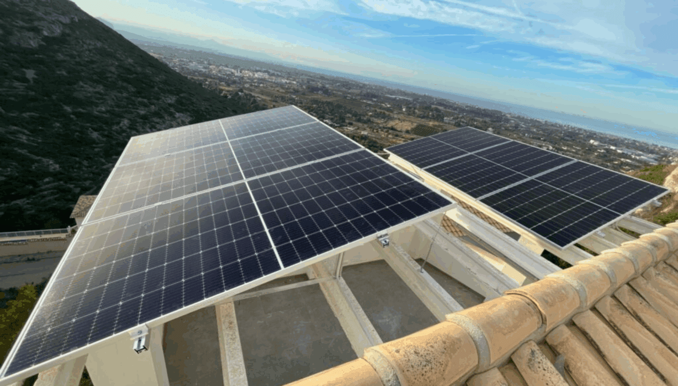 Paneles fotovoltaicos eficientes instalados para reducir el consumo eléctrico