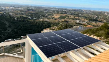 Sonnenkollektoren in der Marina Alta erzeugen saubere Energie für lokale Gemeinden