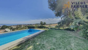 Piscina privada rodeada de terrazas que aprovechan al máximo el espacio exterior
