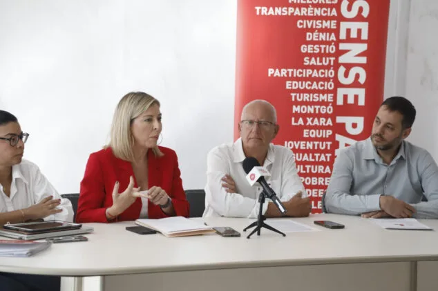 La senadora socialista Rocío Briones denuncia en Dénia que las políticas en ocupación de Mazón están basadas en «recortes e impagos» 2 Imagen: Rocío Briones en la rueda de prensa