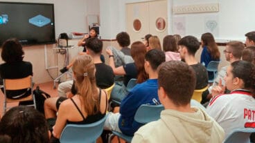 sonia contera catedratica de fisica en oxford con alumnos del ies maria ibars