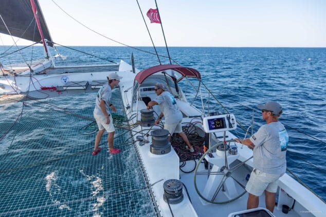 Alberto Muñoz, dianense que intentará batir el récord de la vuelta al mundo hacia el oeste en el Maxicat Victoria: «Tengo ganas de que llegue, de afrontarlo» 2 Imagen: Tripulación navegando en alta mar